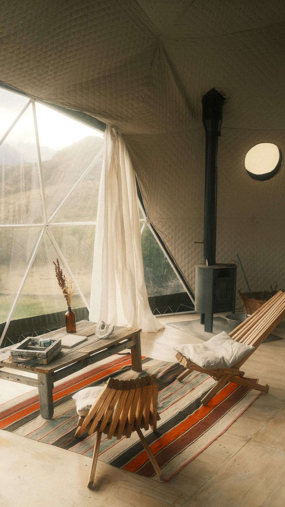 Interior de un domo con vista panorámica al lago