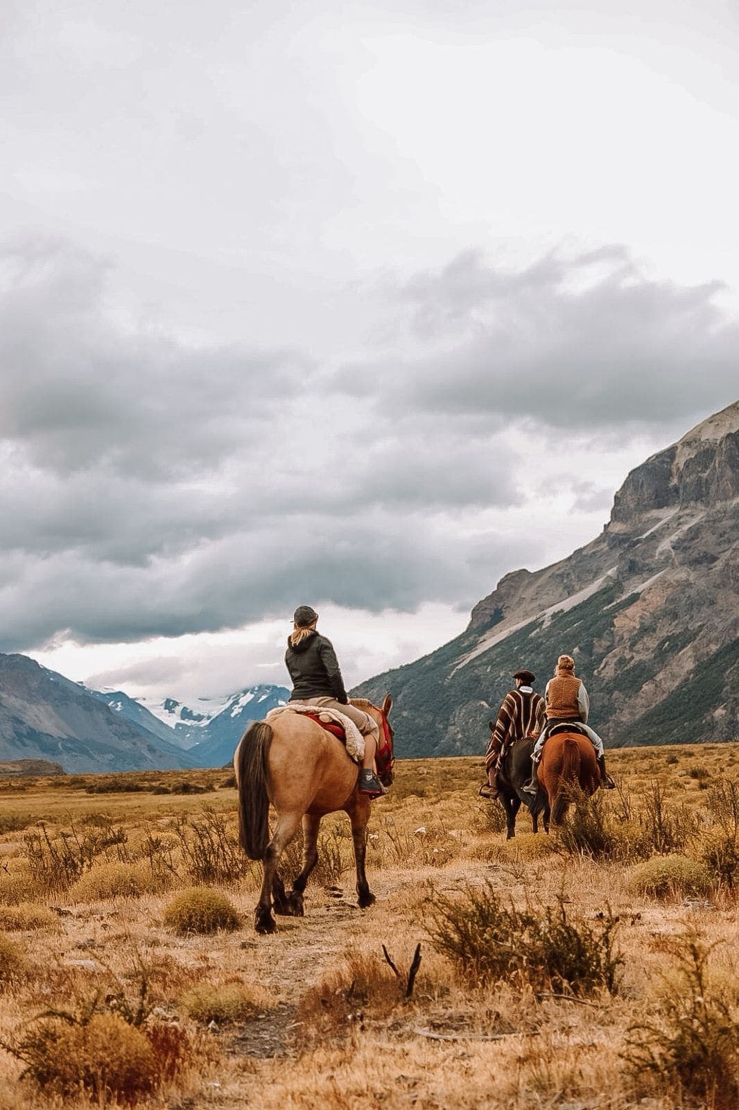 Cabalgata por la estepa entre montañas
