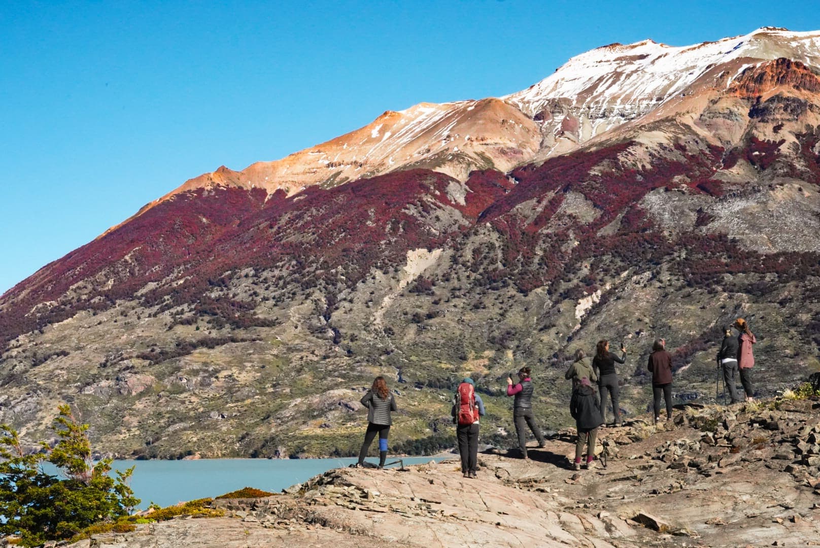 Grupo de trekking frente a la montaña