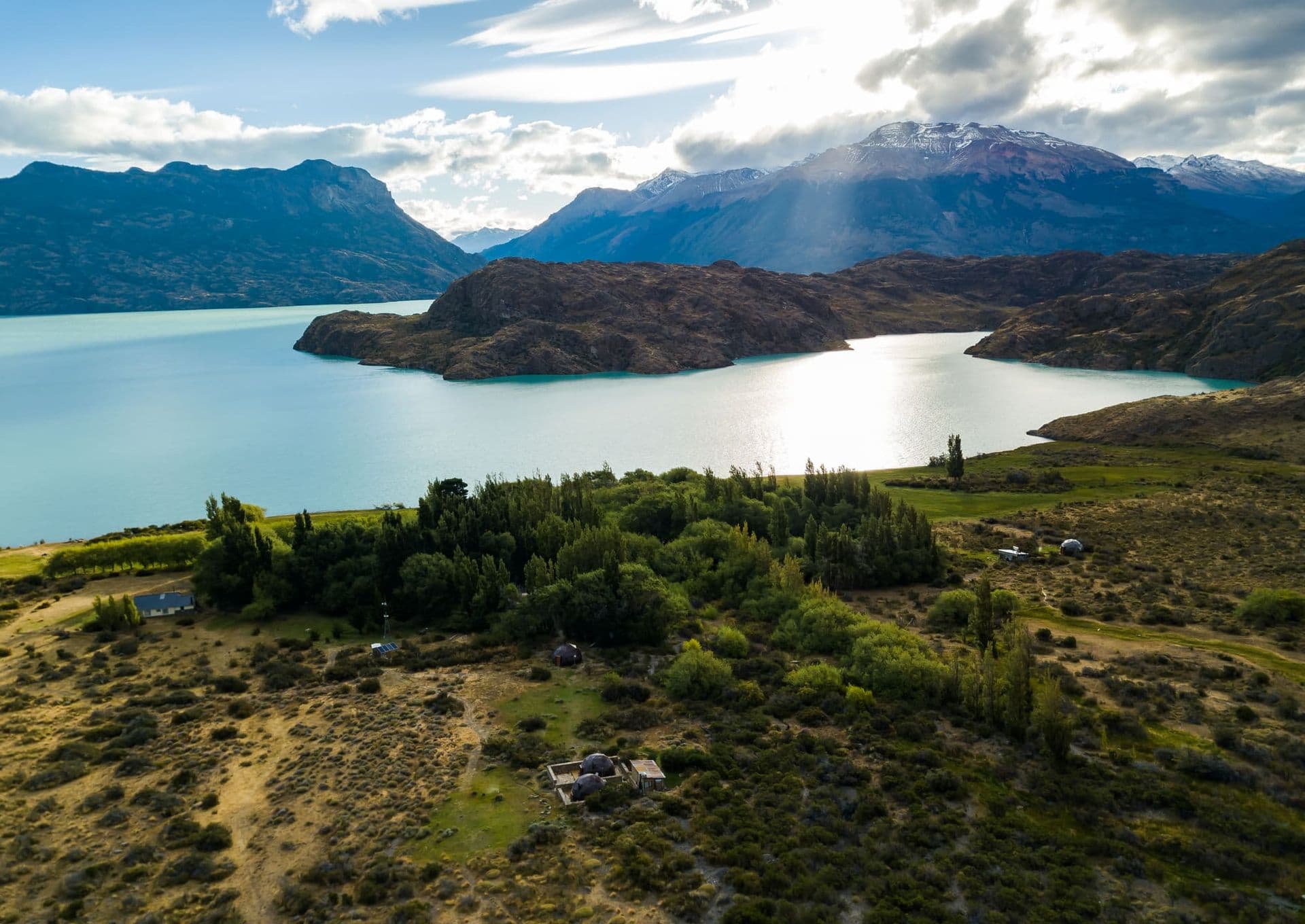 Vista aérea de la estancia sobre el lago al atardecer