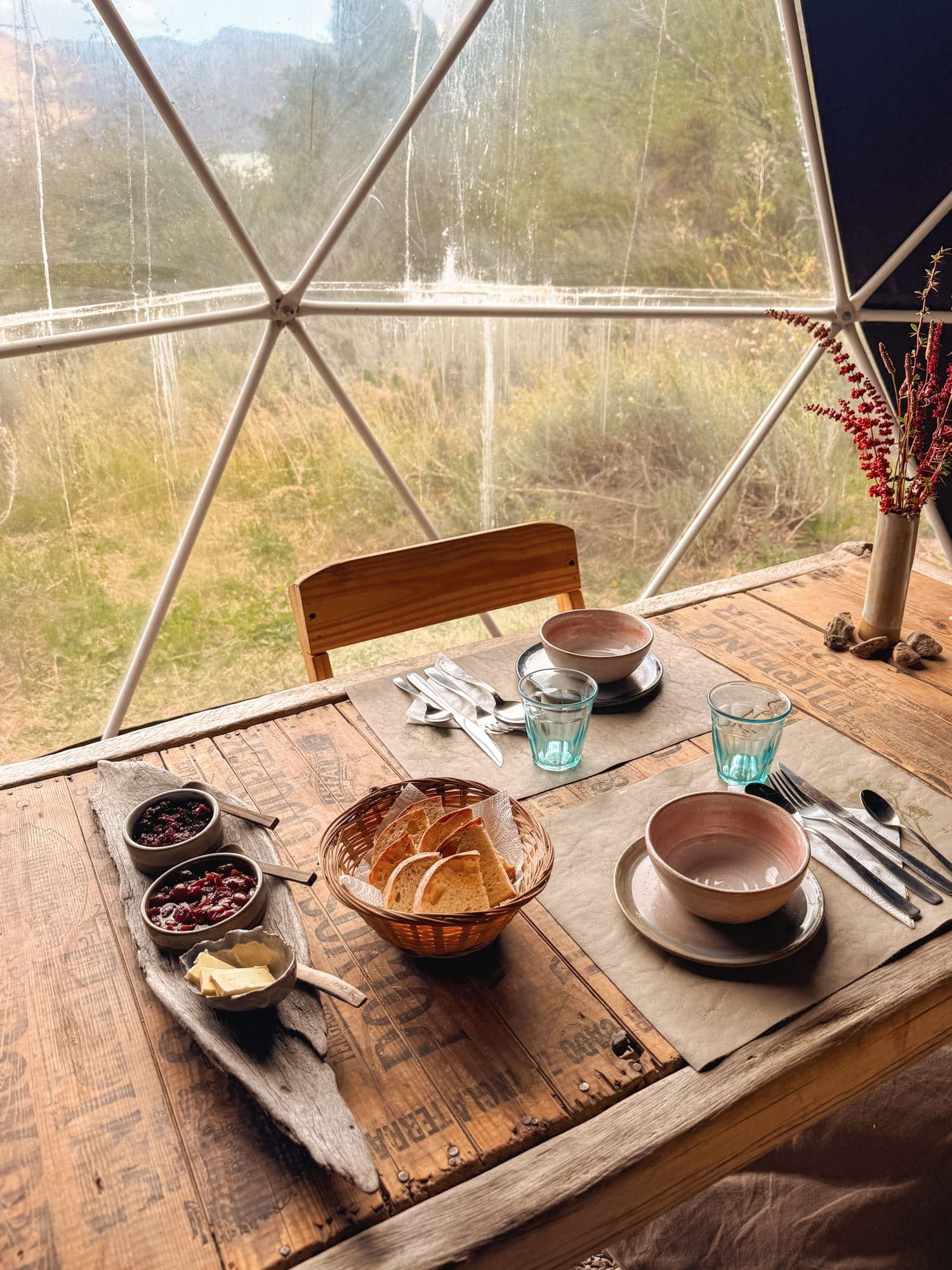 Desayuno servido en el domo comedor con vista al campo