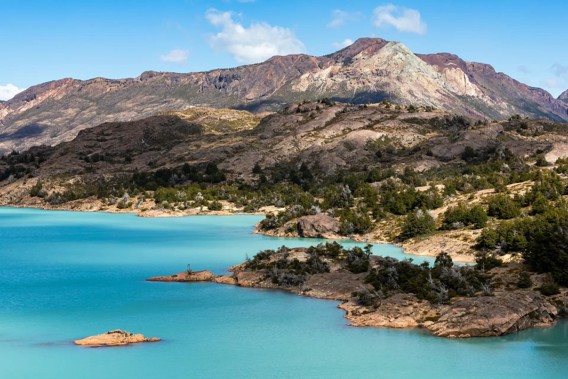 Aguas turquesas del Lago San Martín entre montañas patagónicas