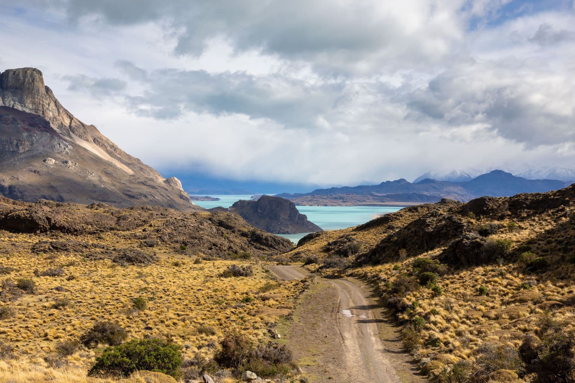 Camino de ripio bajando hacia el Lago San Martín